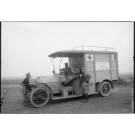 [Salonique. Hôpital temporaire n°2. Camion ambulance.]