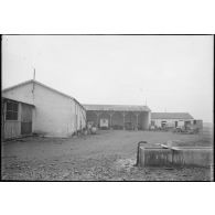 [Salonique. Hôpital temporaire n°2. Hangar abritant les camions ambulances.]