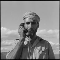 Le goumier Addou Ben Mohamed du 5e Tabor transmet des ordres depuis une position à Muong Khoua.