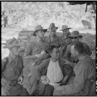 Le chef du village de Houei Lot donne aux officiers du 5e bataillon de chasseurs laotiens (BCL) des renseignements sur l'activité vietminh dans la région.