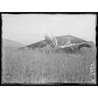 Boucle de la Cerna. Devant Bruik. Avion français abattu dans nos lignes après combat. [légende d'origine]