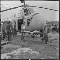 Arrivée de grands blessés de Diên Biên Phu sur le terrain d'aviation de Luang Prabang (Laos). [Description en cours]