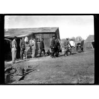 Camp de Zeitenlick. Le général Sarrail visite la boulangerie anglaise. [légende d'origine]