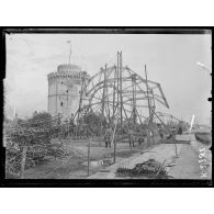 Salonique. Les débris du zeppelin abattu le 5 mai exposés à la Tour Blanche. [légende d'origine]