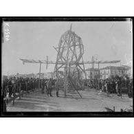 Salonique. Les débris du zeppelin abattu le 5 mai exposés à la Tour Blanche. [légende d'origine]