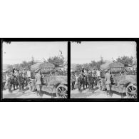 Devant la Tour Blanche. Autos canons en position face au boulevard de la Victoire. [légende d'origine]