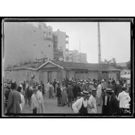 Port Saïd. 7h du matin. Des avions allemands viennent de lancer des bombes. Près de l'Eastern Exchange et dans le quartier du commerce. [légende d'origine]