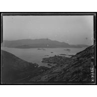 Vue de Castelorizo prise au 2/3 de la montagne. Dans le port, le contre-torpilleur Voltigeur. [légende d'origine]