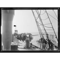 A bord du Ben My Chree. En mer devant El Arish (au sud de Gaza). [Illisible] centre des forces ennemies. 9h40. Un des canons à l'avant pendant l'arrêt. [légende d'origine]