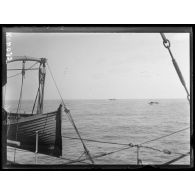 A bord du Ben My Chree. En mer devant El Arish (au sud de Gaza). Départ d'un hydravion. Derrière lui, l'Arbalète, torpilleur français qui nous garde. [légende d'origine]