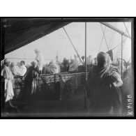 Port Saïd. Caïds marocains et algériens à la douane. Derrière eux l'Aéronoque. [légende d'origine]