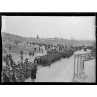 Salonique. Funérailles de Mrs Harley, sœur du Maréchal French. Les musiques des alliés attendent le corps. [légende d'origine]