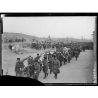 Salonique. Funérailles de Mrs Harley, sœur du Maréchal French. Le convoi en marche. [légende d'origine]