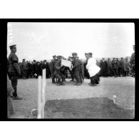 Salonique. Funérailles de Miss Harley, sœur du Maréchal French. Pose du corps dans la tombe. [légende d'origine]