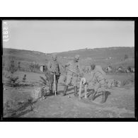 Pétalino. Soldats serbes affûtant des sabres. [légende d'origine]