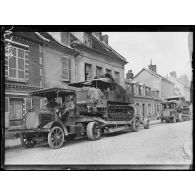 Clermont (Oise). Les caterpillars du 84e d'artillerie montant en ligne. [légende d'origine]