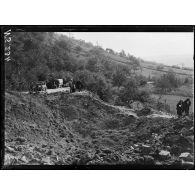 Laon (Aisne). Aux environs de la ville, entonnoir creusé par l'explosion d'une mine allemande. [légende d'origine]