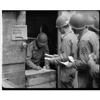 Normandie 1944 (actualités américaines) - Bureau de poste de l'armée à Colleville - Vierville ; un bombardier B-24 abattu près de Trévières.