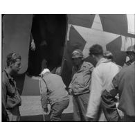 Normandie 1944 (actualités américaines) - Evacuation de blessés par avion à Omaha Beach (27 juin 1944) ; attaque de Cherbourg (28 juin 1944) ; transport de riz en Chine.