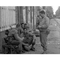 Normandie 1944 (actualités américaines) - Mortain : progression de la 3e DB (division blindée) ; la compagnie A du 137e régiment de la 35e DI (division d'infanterie) sur la route.