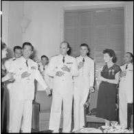 Cocktail donné à l'occasion d'une remise de décorations au médecin-capitaine Valérie André par l'Armée nationale vietnamienne.