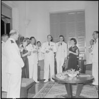 Cocktail donné à l'occasion d'une remise de décorations au médecin-capitaine Valérie André par l'Armée nationale vietnamienne.