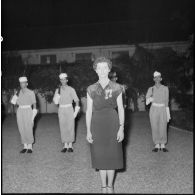 Cocktail donné à l'occasion de la remise de décorations au médecin-capitaine Valérie André.