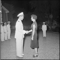 Le chef d'Etat-major de l'Armée nationale vietnamienne, Nguyen Van Hinh, fécilite le médecin-capitaine Valérie André lors de la remise de décorations.