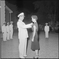 Remise de décoration au médecin-capitaine Valérie André par le chef d'Etat-major de l'Armée nationale vietnamienne, Nguyen Van Hinh.