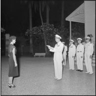 Remise de décoration au médecin-capitaine Valérie André par le chef d'Etat-major de l'Armée nationale vietnamienne, Nguyen Van Hinh.