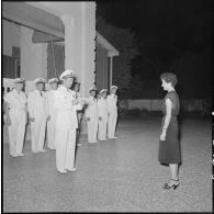 Remise de décoration au médecin-capitaine Valérie André par le chef d'Etat-major de l'Armée nationale vietnamienne, Nguyen Van Hinh.