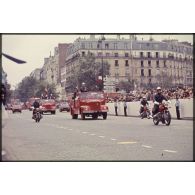 Défilé motorisé lors de la cérémonie du 14 juillet 1977 place Joffre devant l'Ecole militaire. Véhicules et motards de la brigade de sapeurs-pompiers de Paris (BSPP).