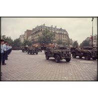 Défilé motorisé lors de la cérémonie du 14 juillet 1977 place Joffre devant l'Ecole militaire. Passage du 1er régiment de hussards parachutistes (1er RHP) à bord de Jeep Hotchkiss M201 équipées de lance-missiles pour engin téléguidé antichar (ENTAC) et de canons antiaériens sans recul de 105 mm.