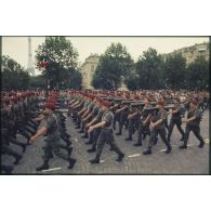 Défilé à pied lors de la cérémonie du 14 juillet 1977 place Joffre devant l'Ecole militaire. Passage d'une unité parachutiste, peut-être le 9e régiment de chasseurs parachutistes (9e RCP), équipée de lance-roquettes antichar (LRAC) et de mitrailleuses AA-52.