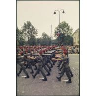 Défilé à pied lors de la cérémonie du 14 juillet 1977 place Joffre devant l'Ecole militaire. Passage d'une unité parachutiste, peut-être le 9e régiment de chasseurs parachutistes (9e RCP), équipée de lance-roquettes antichar (LRAC).