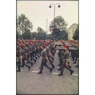 Défilé à pied lors de la cérémonie du 14 juillet 1977 place Joffre devant l'Ecole militaire. Passage d'une unité parachutiste, peut-être le 9e régiment de chasseurs parachutistes (9e RCP), équipée de lance-roquettes antichar (LRAC) et de mitrailleuses AA-52.