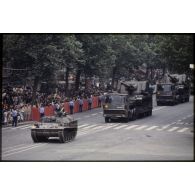 Défilé motorisé lors de la cérémonie du 14 juillet 1979 à la Bastille. Passage du drapeau et de sa garde du 40e régiment d'artillerie (40e RA) sur char AMX 13 VTT suivi des canons automoteurs 155 mm à grande cadence de tir (GCT AUF1) en expérimentation sur camions porte-chars Berliet turbo V8.