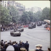 Défilé motorisé lors de la cérémonie du 14 juillet 1979 à la Bastille. Passage du drapeau et de sa garde du 40e régiment d'artillerie (40e RA) sur char AMX 13 VTT suivi des canons automoteurs 155 mm à grande cadence de tir (GCT AUF1) en expérimentation sur camions porte-chars Berliet turbo V8.