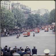 Défilé motorisé lors de la cérémonie du 14 juillet 1979 à la Bastille. Passage du drapeau et de sa garde et des véhicules de la brigade des sapeurs-pompiers de Paris (BSPP) : des motards sur moto BMW encadrent une camionnette UNIC 10 75 suivie d'autres camions Saviem et Berliet.