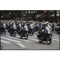 Défilé monté lors de la cérémonie du 14 juillet 1979 à la Bastille. Passage de l’escadron motocycliste de la gendarmerie départementale sur des motos BMW R60-7.