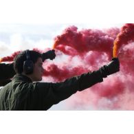 Présentation et manipulation de fumigènes lors d'un stage CSAR.