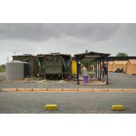 Installations d'une remorque-douche (RD) 3000 sur le camp Damien Boïteux à Bamako, au Mali.