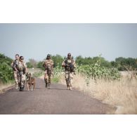 Des fusiliers commandos de l'Air accompagnés d'un soldat tchadien et d'une unité cynotechnique patrouillent autour de l'aéroport de N'Djamena, au Tchad.