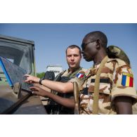 Le chef des fusiliers commandos de l'Air fait un point de situation avec son homologue tchadien pour une patrouille autour de l'aéroport de N'Djamena, au Tchad.