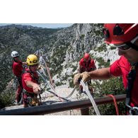 Une cordée du groupe de reconnaissance et d'intervention en milieu périlleux (GRIMP) s'entraîne à la récupération d'un blessé dans les calanques de Sugiton.