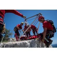 Une cordée du groupe de reconnaissance et d'intervention en milieu périlleux (GRIMP) s'entraîne à la récupération d'un blessé dans les calanques de Sugiton.