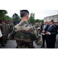 Le président de la République lors de sa visite au détachement Sentinelle du Fort Neuf de Vincennes.