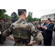 Le président de la République lors de sa visite au détachement Sentinelle du Fort Neuf de Vincennes.