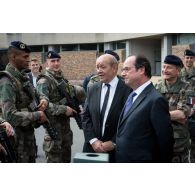 Rencontre du chef de l'Etat avec les membres d'une patrouille motorisée du détachement Sentinelle.