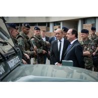 Rencontre du chef de l'Etat avec les membres d'une patrouille motorisée du détachement Sentinelle.